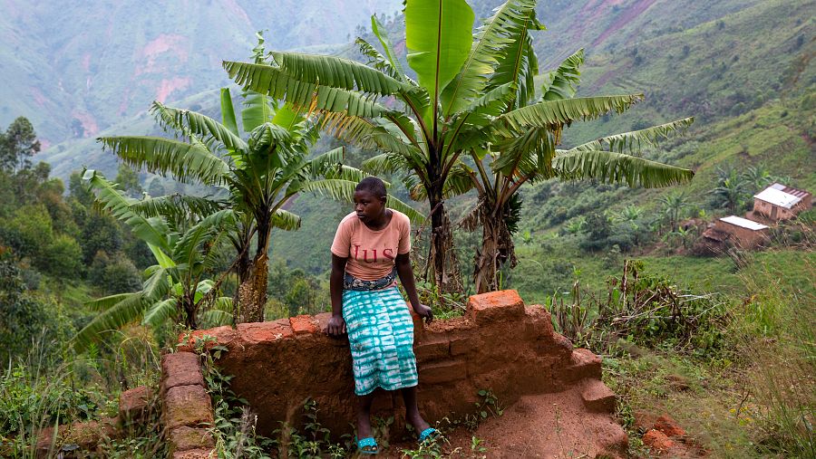 Yvette Vyuksenge, junto a la zona arrasada por un deslizamiento de tierra, que destruyó su hogar y mató a su hermano de 9 años.