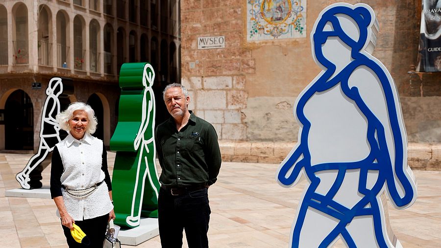 El artista británico Julian Opie junto a la presidenta de la Fundación, Hortensia Herrero, en la presentación de la exposición.