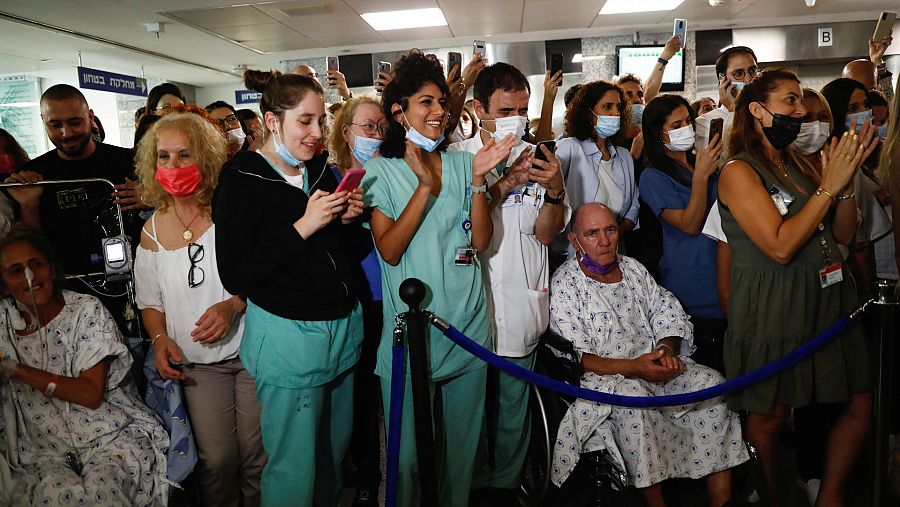 Personal sanitario y pacientes aplauden a Aviv Geffen en su concierto en el hospital Ichilov, Tel Aviv