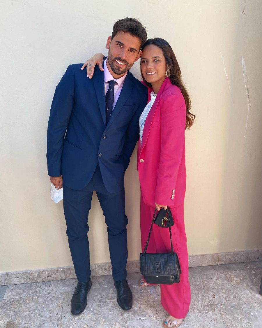 Gloria Camila posando junto a su novio con el polémico traje rosa