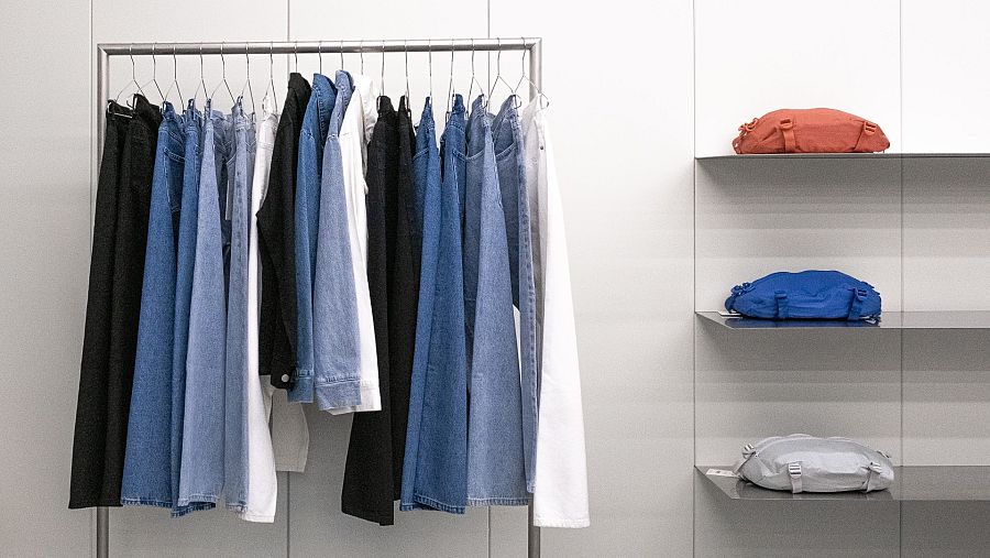 Los vaqueros son las piezas más demandadas y las más recomendables para iniciarse en las tiendas de segunda mano