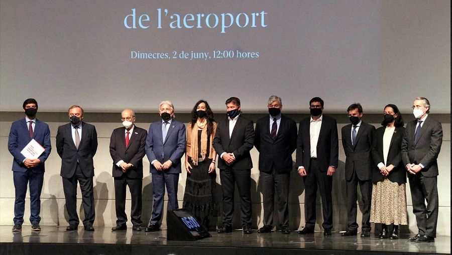 Foto de família de l'acte a Esade a favor de l'ampliació de l'aeroport del Prat