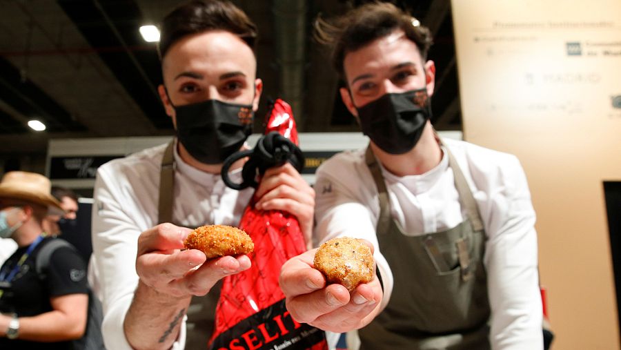 Javier Sanz y Juan Sahuquillo muestran la croqueta ganadora