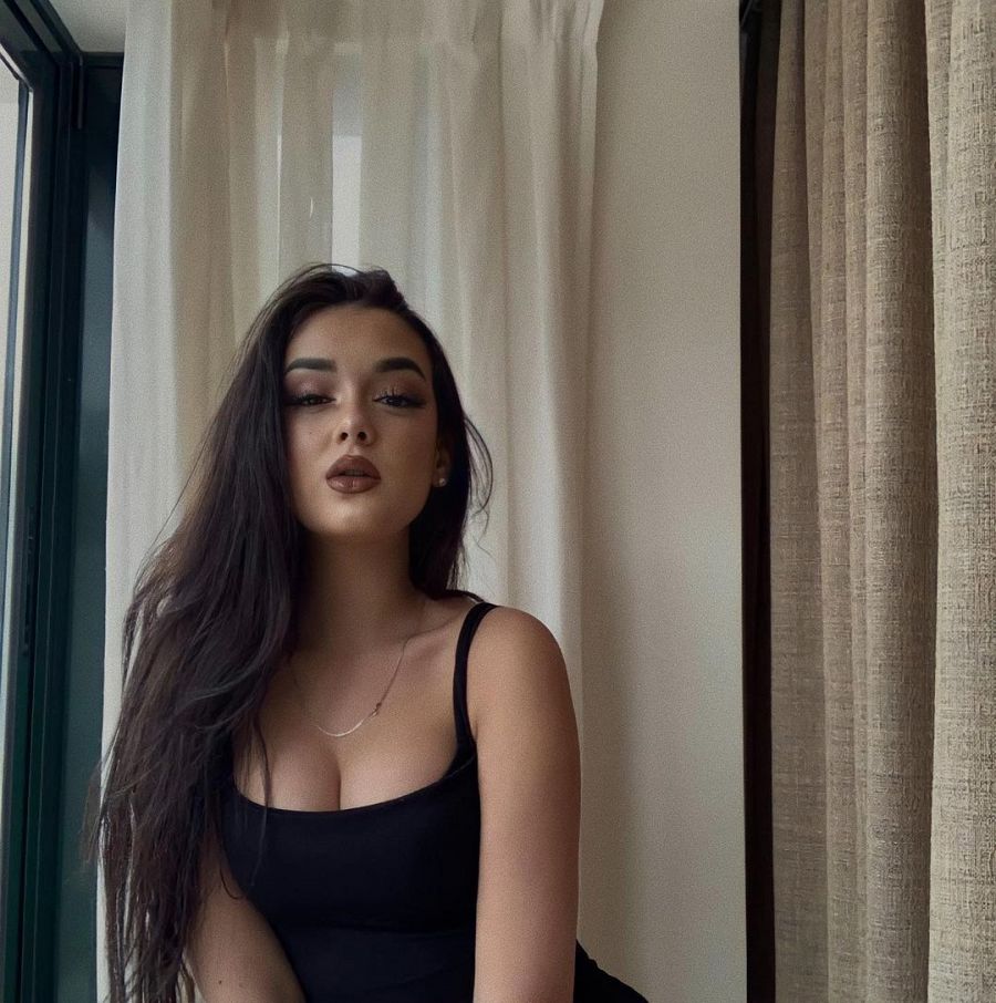 Julia Janeiro posando para su Instagram