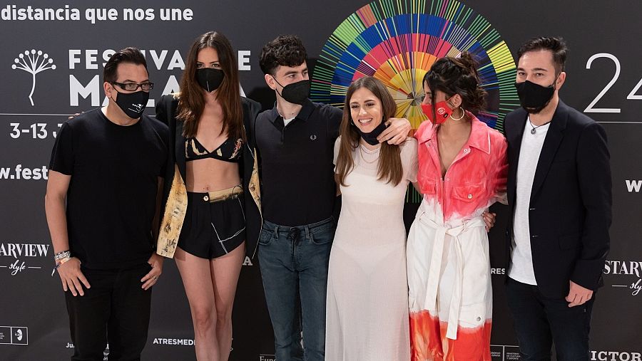 Álex Monner, Marina Salas, Carolina Yuste y María Hervás y los productores Kiko Martínez y José Ramón del Río en el Festival de cine de Málaga 2021