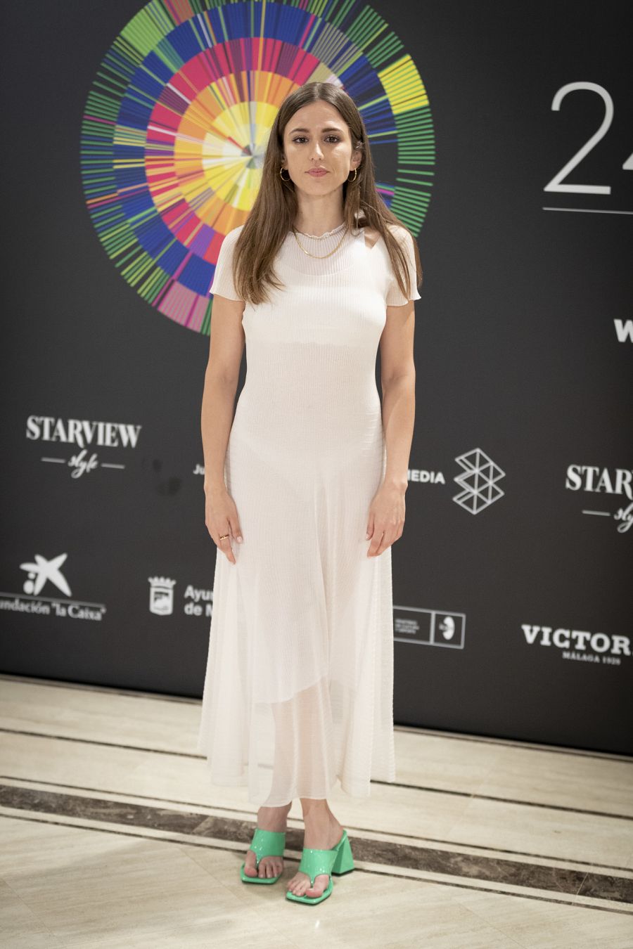 La actriz Marina Salas posa en el photocall del Festival de cine de Málaga con un vestido blanco de la firma Armani