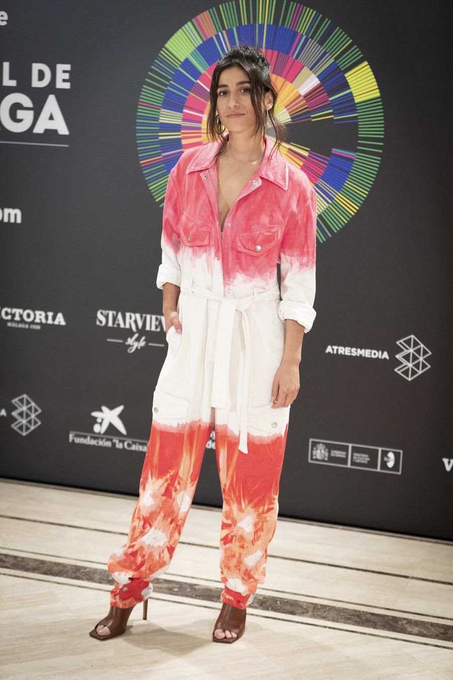 Carolina Yuste asiste al Festival de cine de Málaga 2021 con un mono en denim con estampado Tye-die de Stella McCartney, de la colección de primavera/verano 2021
