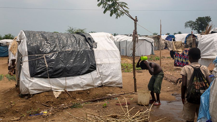 Un niño se asea en el campamento levantado en Gatumba para acoger a los refugiados climáticos.