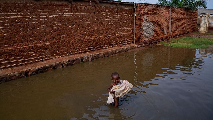 Una niña juega con el agua tras las inundaciones de Gatumba.