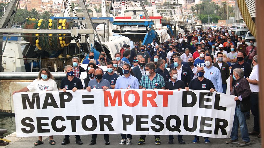 Més de 200 pescadors protesten a la Ràpita contra la normativa europea que limita la pesca d'arrossegament