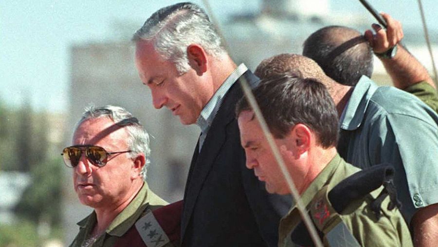 Imagen de archivo: el primer ministro israelí, Benjamín Netanyahu, en octubre de 1996, con jefes militares durante una visita al puesto de mando del Ejécito en Cisjordania. Foto: Menahem KAHANA / AFP.