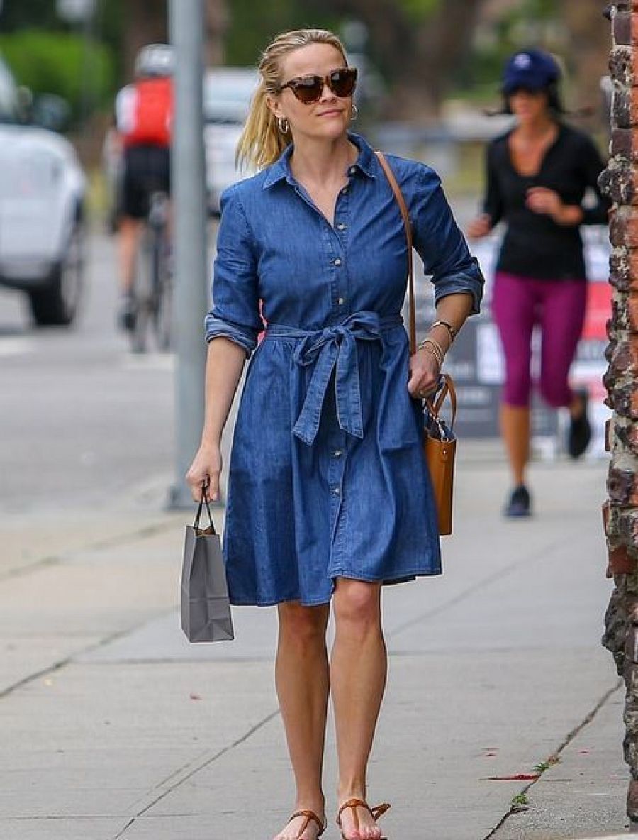 Reese Witherspoon llevando un vestido vaquero
