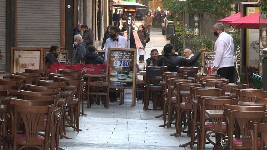 Los locales gastronómicos solo pueden servir al aire libre