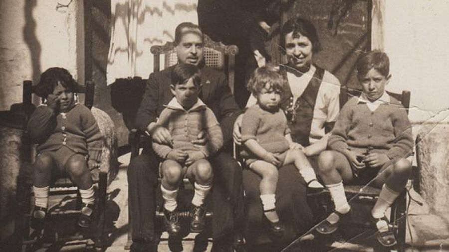 Luis García Berlanga (sentado sobre su madre) nació en Valencia el 12 de junio de 1921