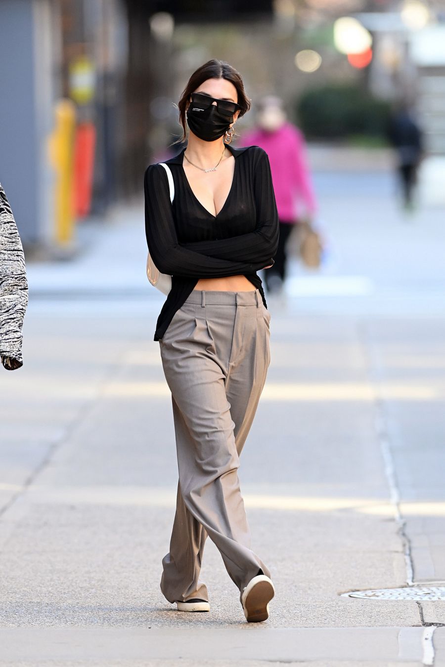La modelo Emily Ratajkowski paseando por las calles de NY