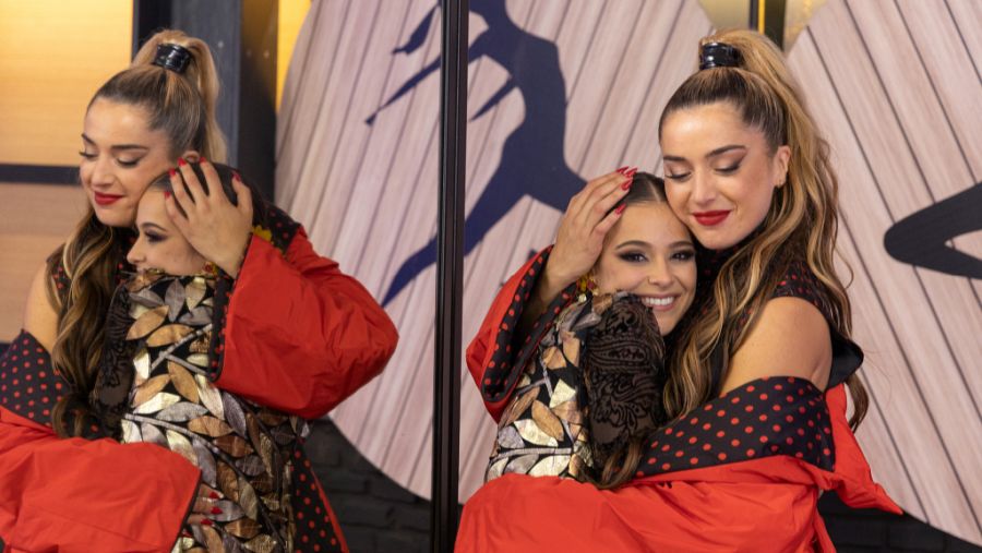 Macarena Ramírez, tras convertirse en la ganadora de 'The Dancer', con Lola Indigo