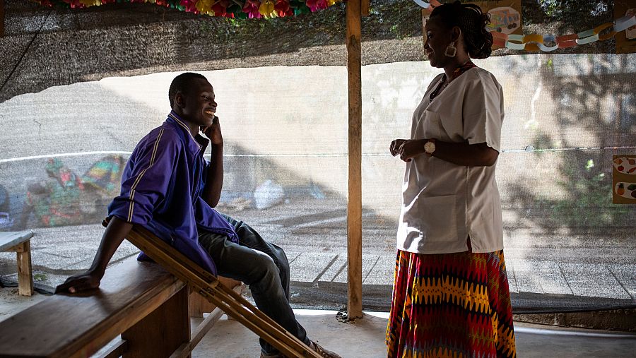 La psicóloga de MSF Rael Miame Kongo habla con Jacques Dounya