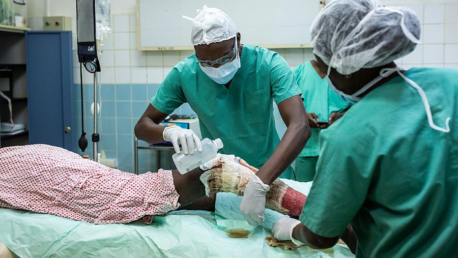 Operación en un quirófano del Hospital General de Maroua en Camerún