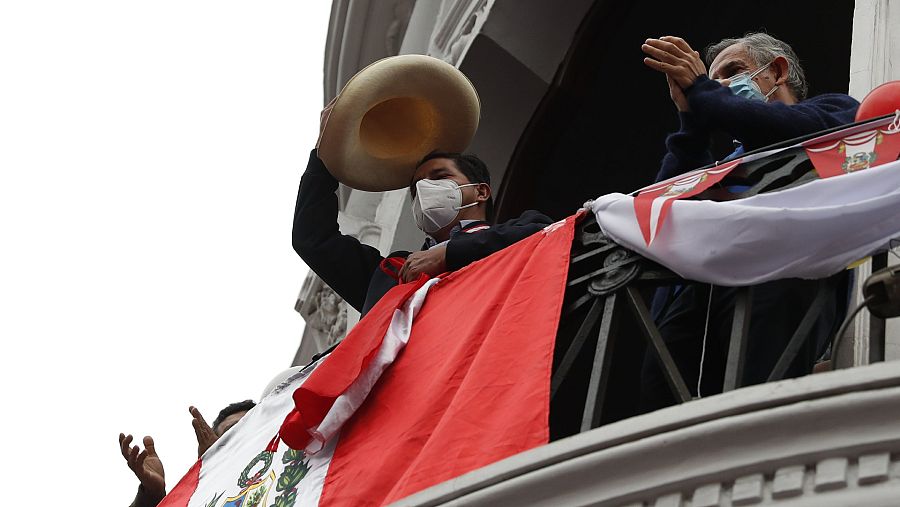 El candidato presidencial Pedro Castillo celebra junto a sus simpatizantes