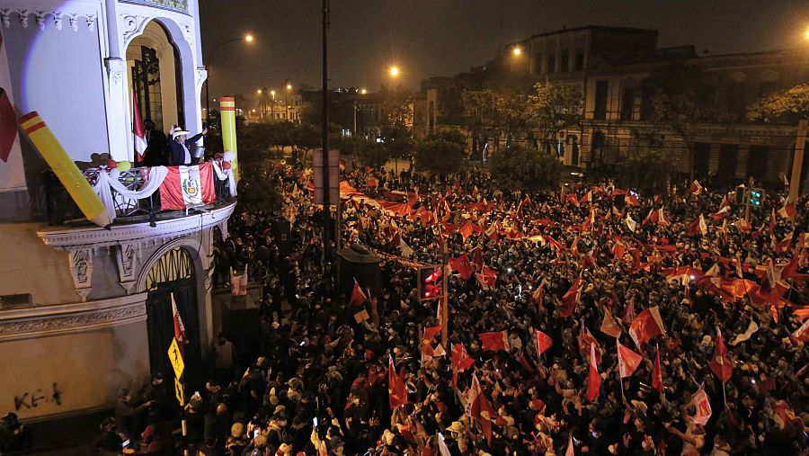 El candidato presidencial Pedro Castillo saluda a sus seguidores en Lima mientras se esperan los resultados electorales