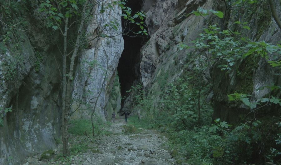  La espectacular entrada a la cueva de Hundidero