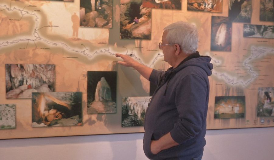 Ángel Martínez muestra los 4,5 kilómetros de recorrido de Hundidero-Gato