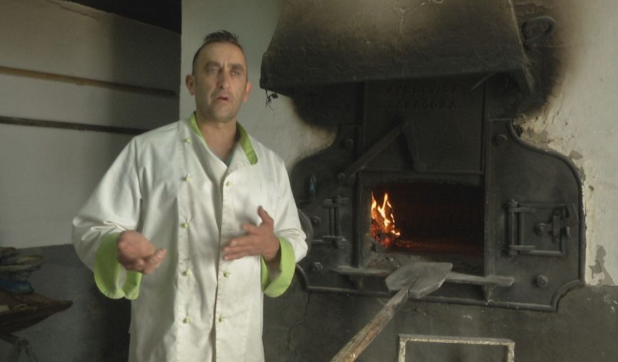 Javier Gil, ante el horno de la panadería 'Hermanos Gil' del siglo XIX