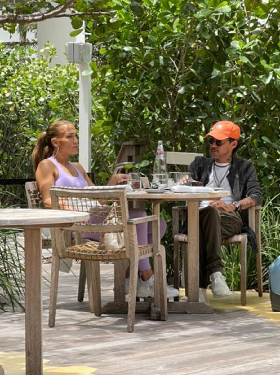 Jennifer López y Marc Anthony se ponen al día en una cafetería de Miami