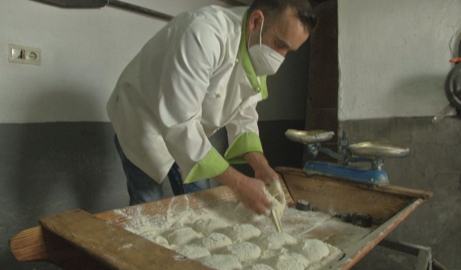 Javier Gil dando forma a sus molletes artesanales