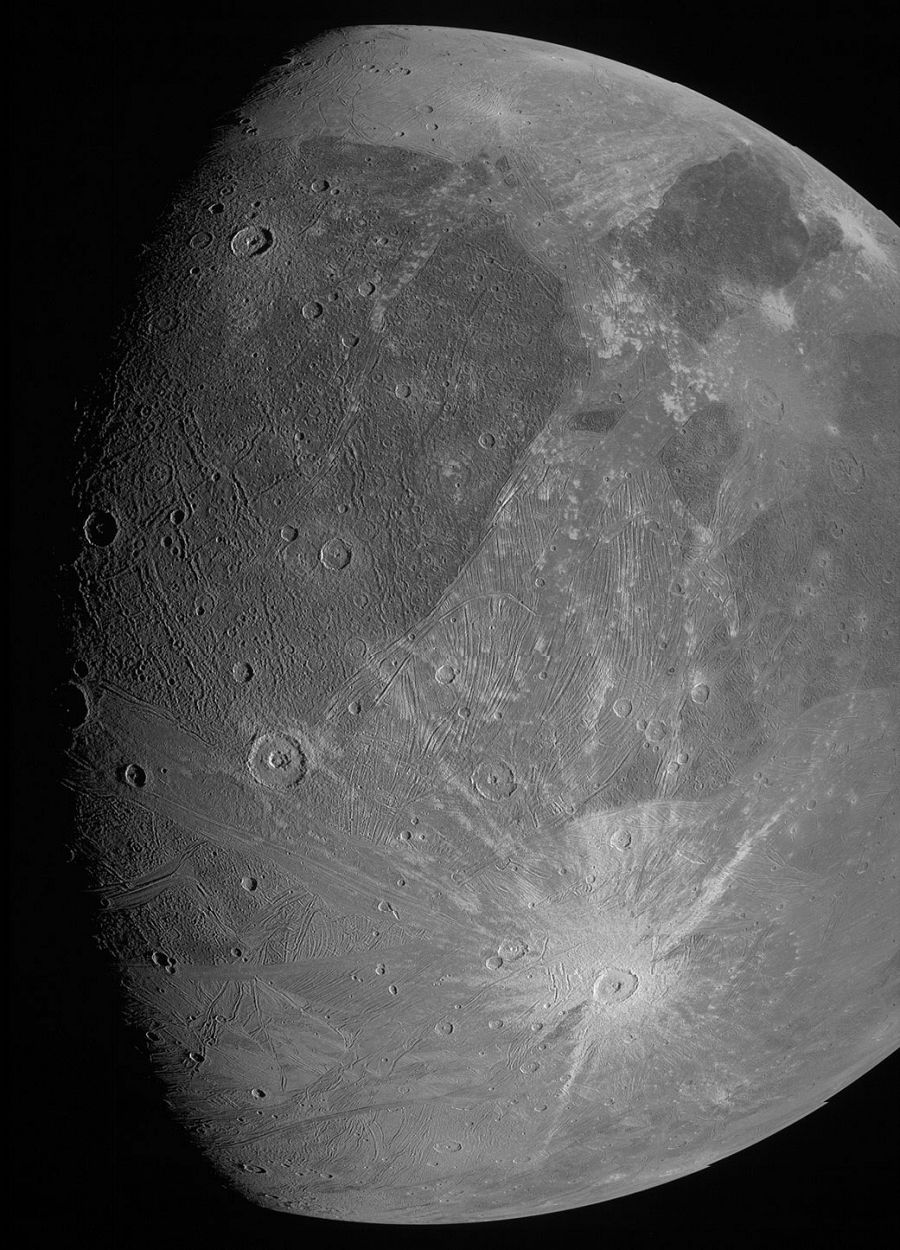 Fotografía cedida este martes por la agencia espacial estadounidense NASA donde se muestra Ganímedes, la luna gigante de Júpiter.