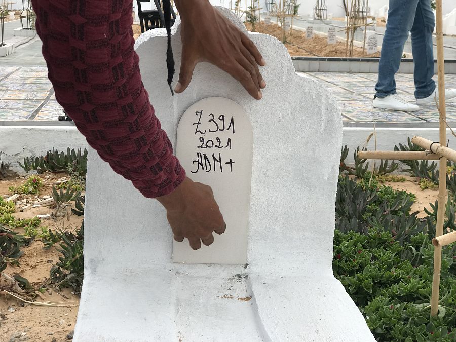 Detalle de una de las tumbas donde descansan los cuerpos de los migrantes fallecidos en el mar.