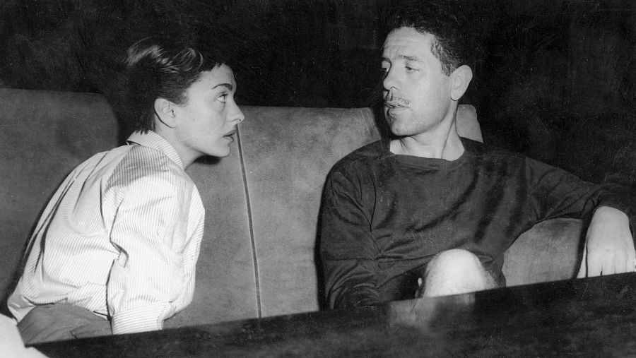 La actriz Silvia Morgan conversa con el cineasta valenciano