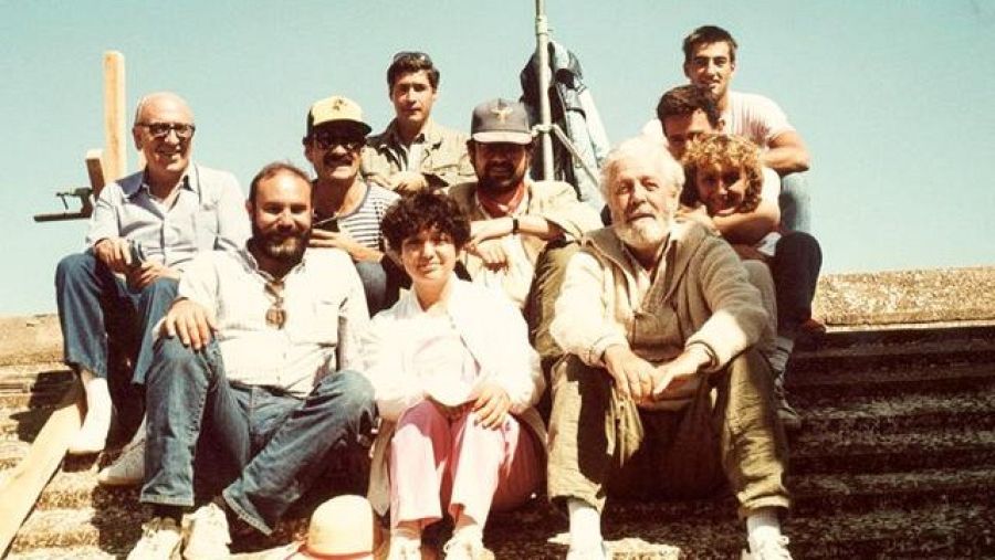 Berlanga con parte del equipo de rodaje de la película 'La Vaquilla'