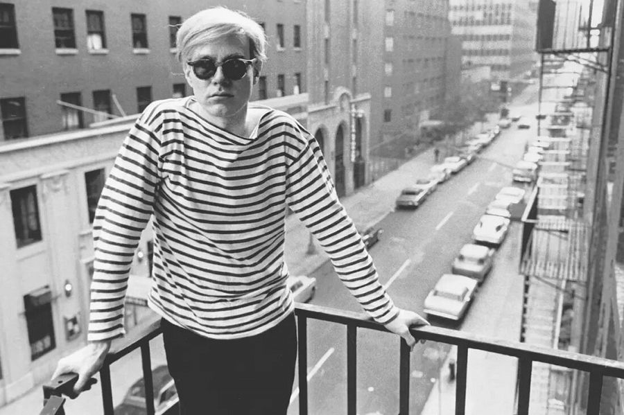 Andy Warhol con camiseta bretona en Nueva York