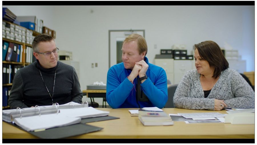 Steven Schwankert con dos investigadores del archivo de Cambridge