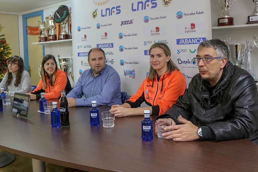 Momento de la firma del convenio colectivo para el Burela FS femenino. Pescados Rubén Burela FS
