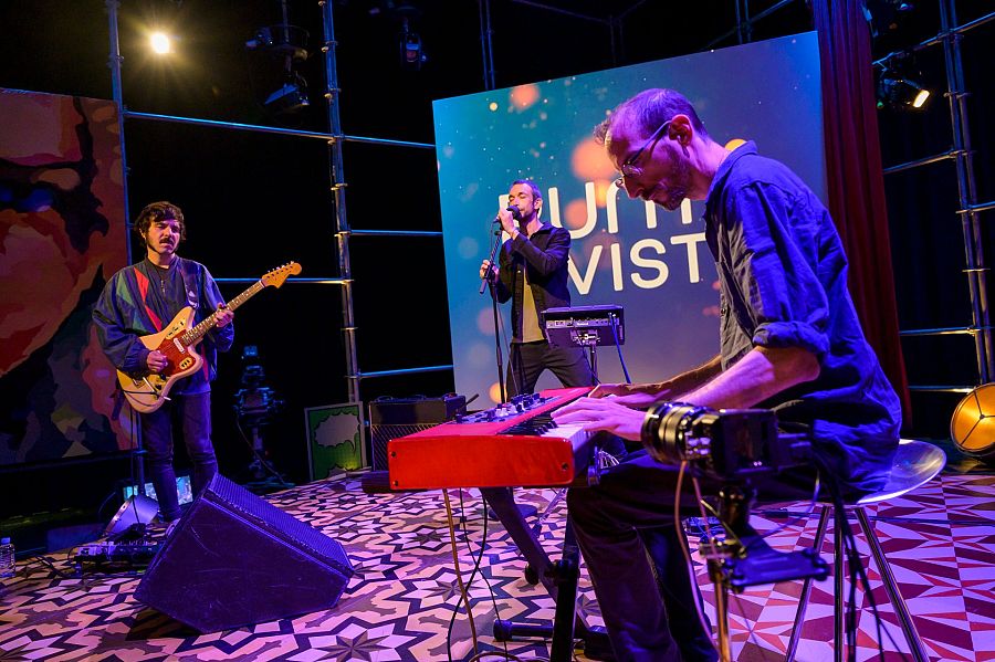 Els tres membres del grup en un moment de l'actuació al plató de 'Punts de vista'