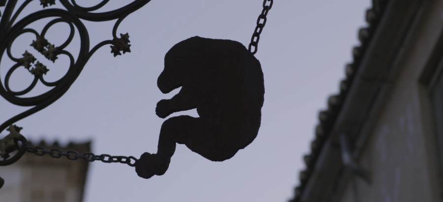 Una figura del animal saluda a los visitantes al llegar a la Casa del Mono de Cáceres