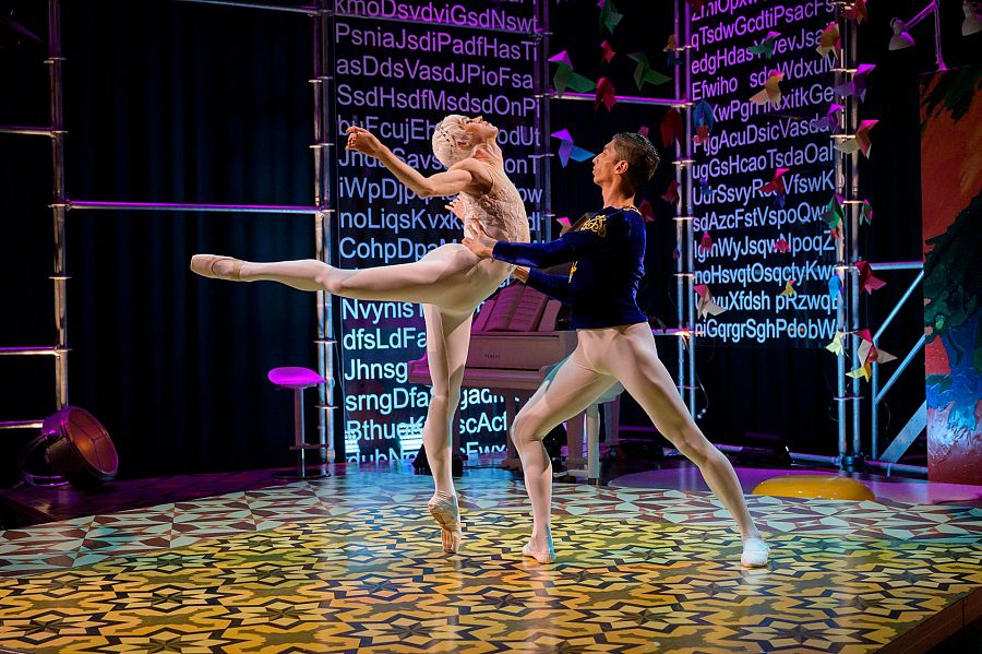 Moment de l'actuació dels dos ballarins del Ballet de Barcelona