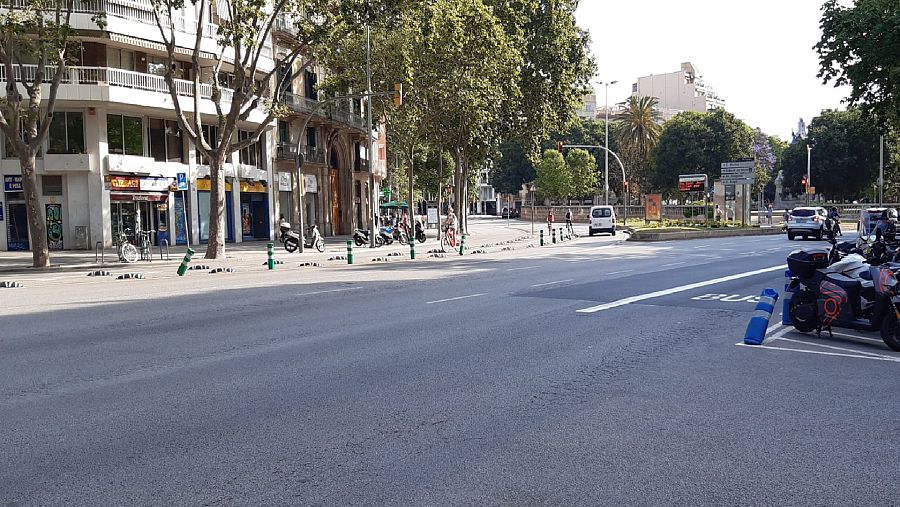 A Gaudí el va atropellar un tramvia quan ell travessava sol la Gran Via de les Corts Catalanes per la cantonada del carrer Bailèn, davant la plaça Tetuan