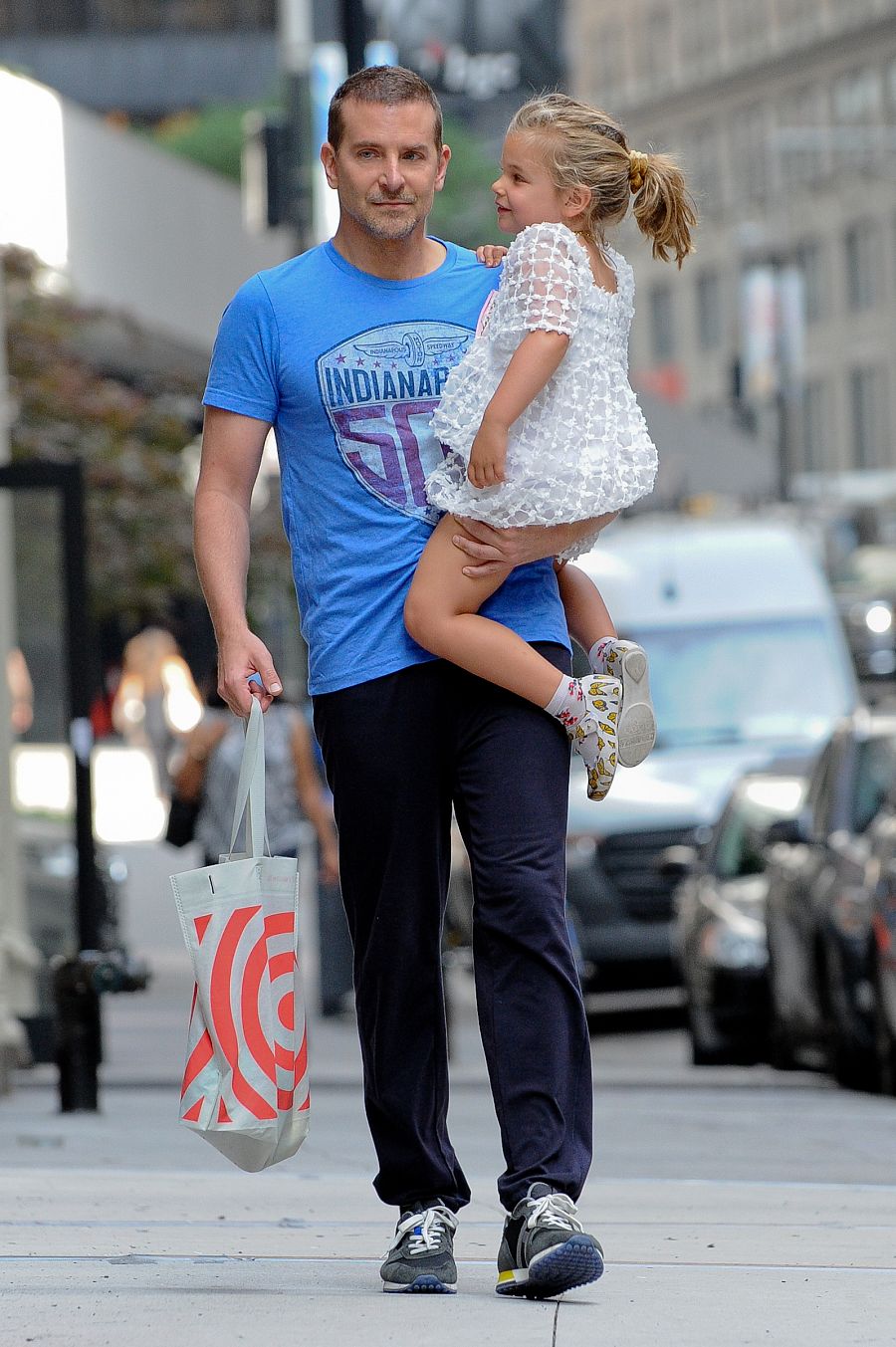 Bradley Cooper con su hija en Nueva York