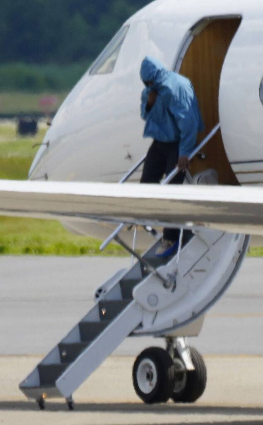 Kanye West bajando del avión en New Jersey