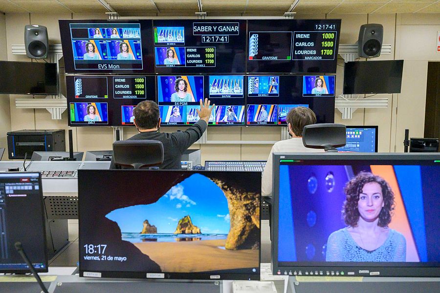 Control realització 'Saber y Ganar' amb moltes pantalles i el realitzado i l'ajudant de realització