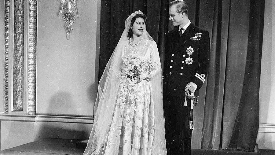 Isabel II y Felipe de Edimburgo, posando tras su boda en 1947
