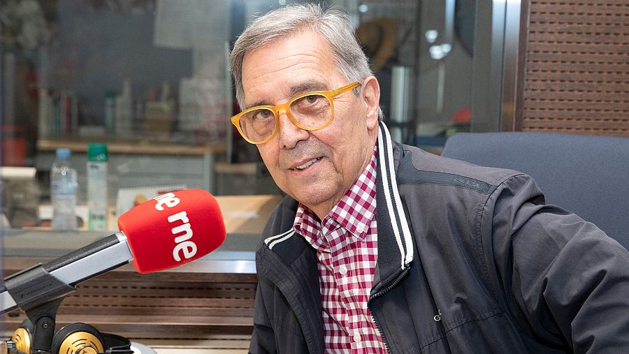 Javier Dotú en un momento de la entrevista en RNE