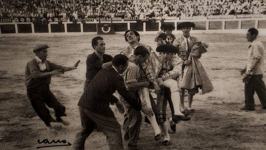 Momento en el que Manolete es llevado a enfermería tras la cogida