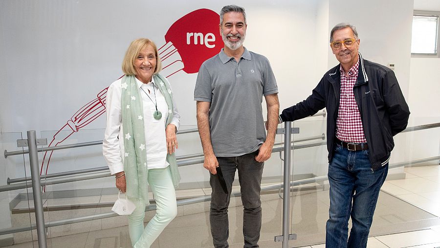 Javier Dotú y Paloma Escola, posando junto a Arturo Martín en los pasillos de RNE