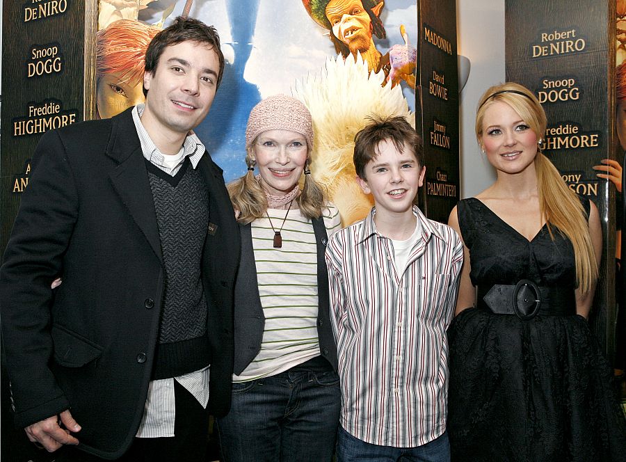 JIMMY FALLON , MIA FARROW Y FREDDIE HIGHMORE JUNTO A LA CANTANTE JEWEL POSANDO DURANTE EL ESTRENO DE LA PELICULA 