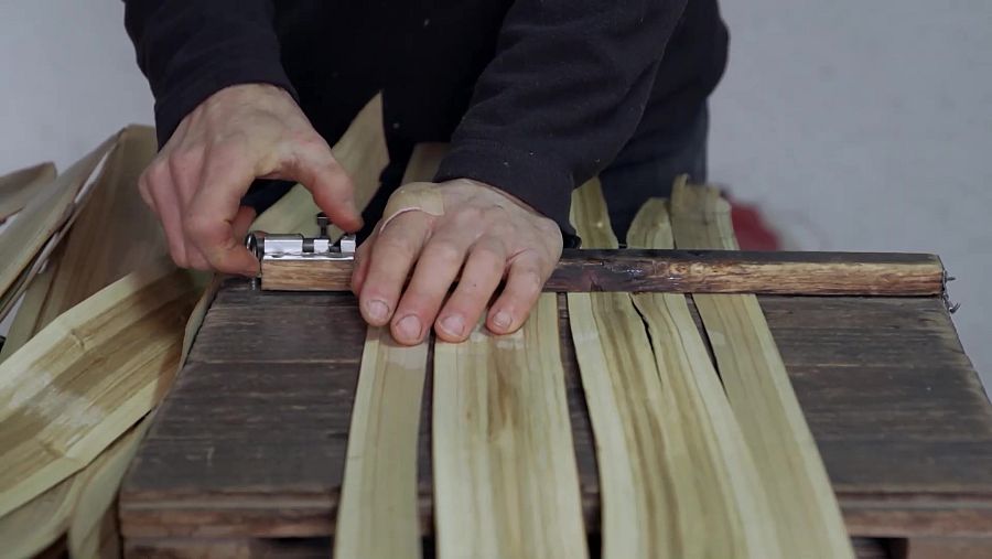 El artesano David Luego elabora un cesto