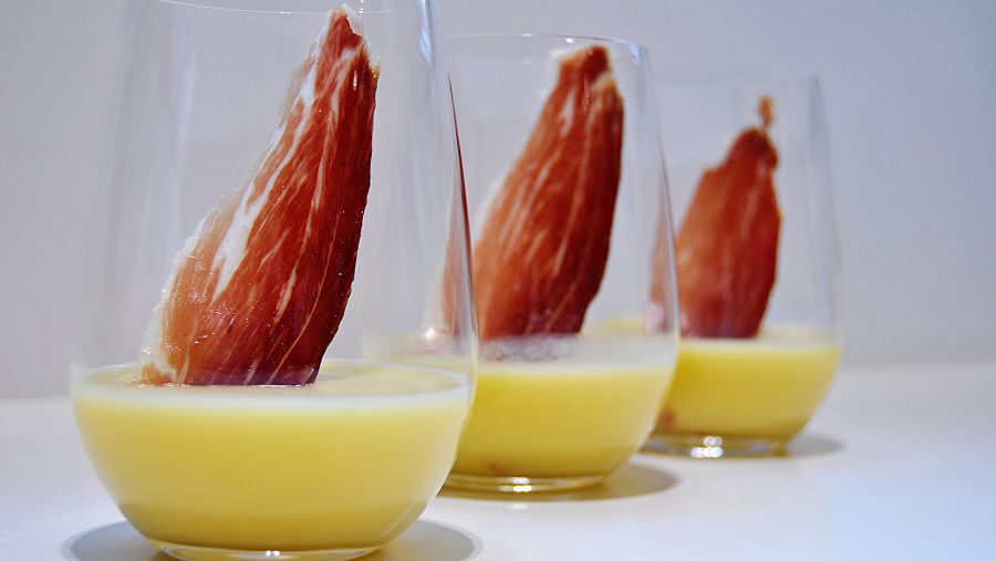 Crema fría de puerros y cecina